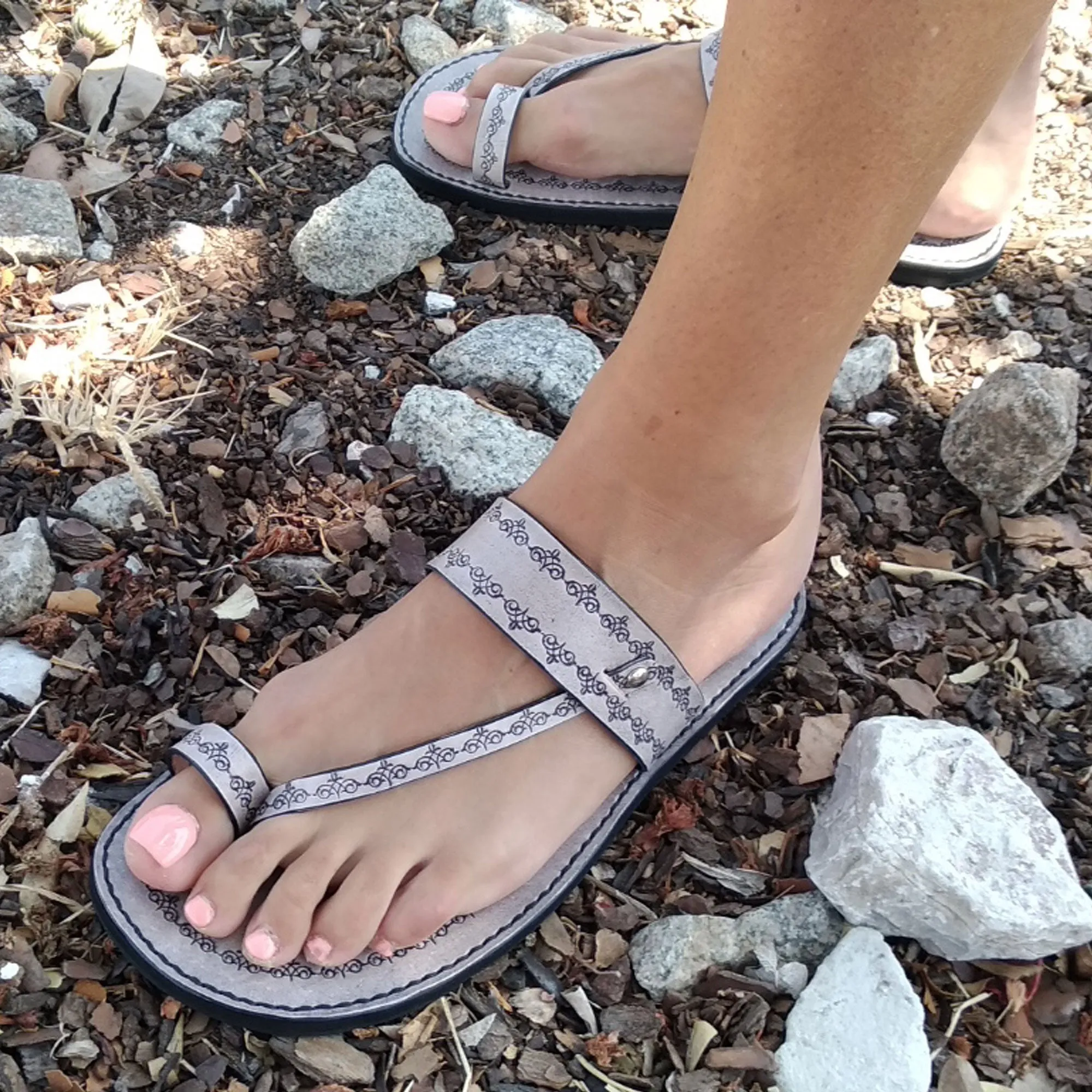 Handmade womens sandals in vegetable saddlery leather painted in black and white