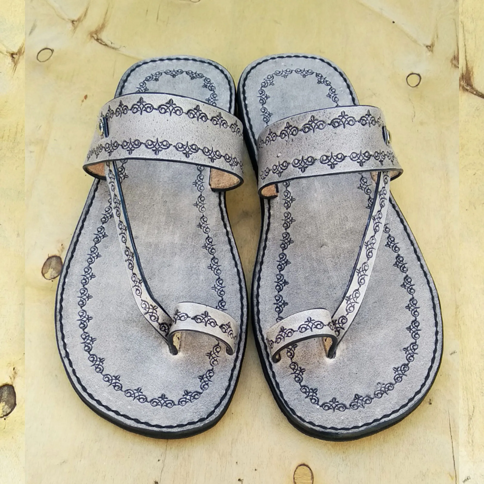 Handmade womens sandals in vegetable saddlery leather painted in black and white